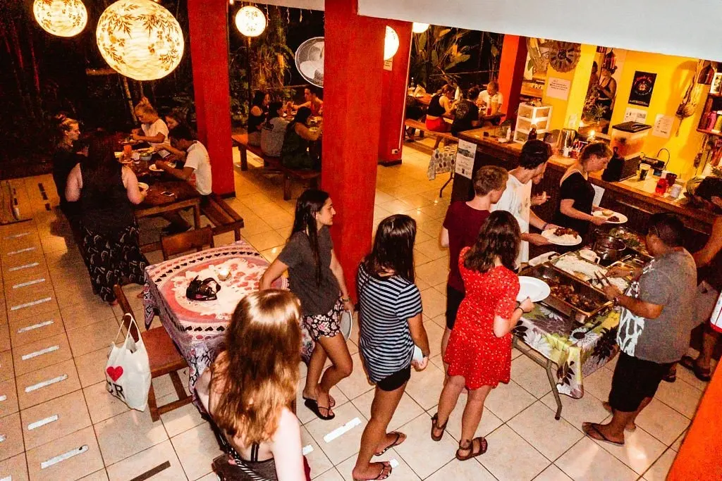 Huéspedes sirviéndose la cena en el comedor