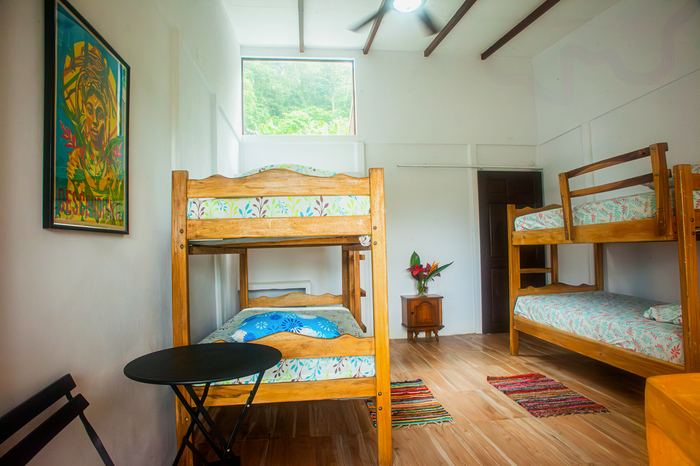 Habitación con camarotes de madera