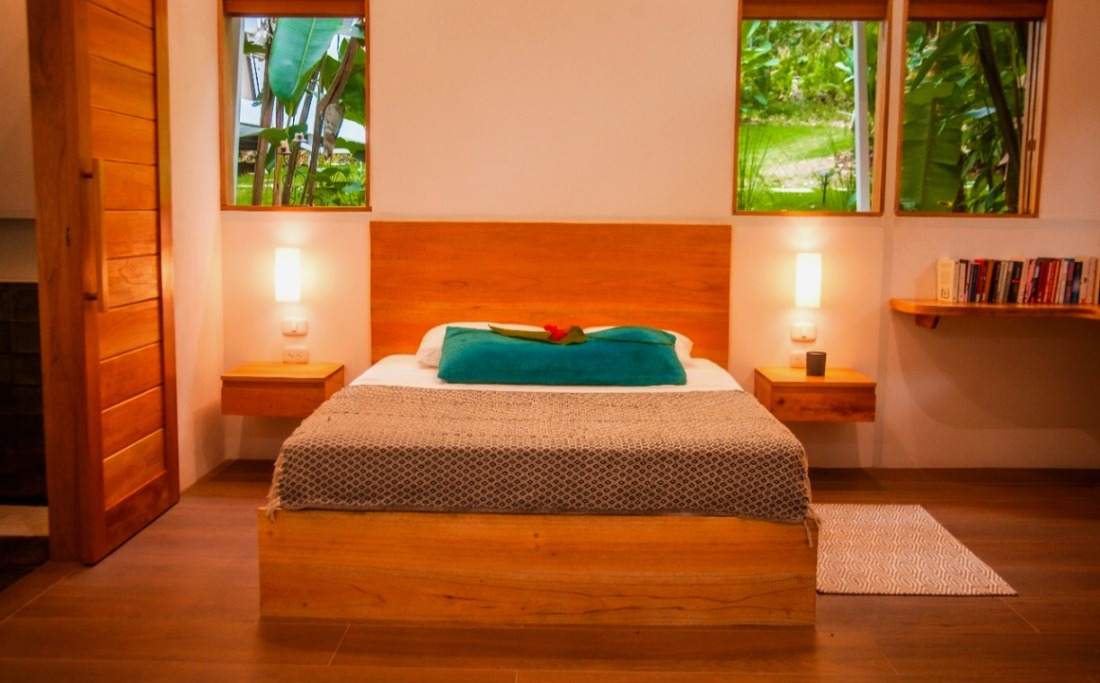 Habitación de madera con vista al jardín