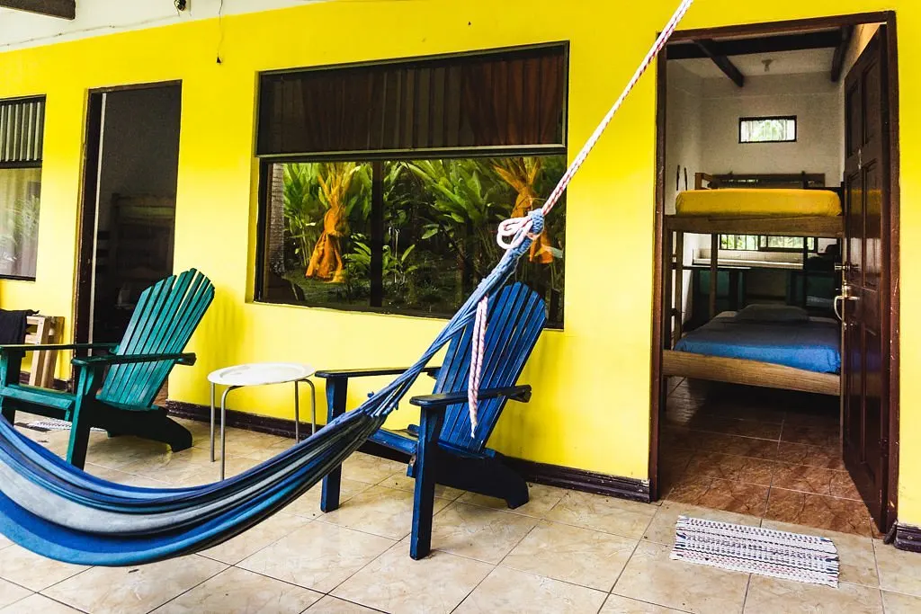 Hamaca colgada en el corredor frente a las habitaciones