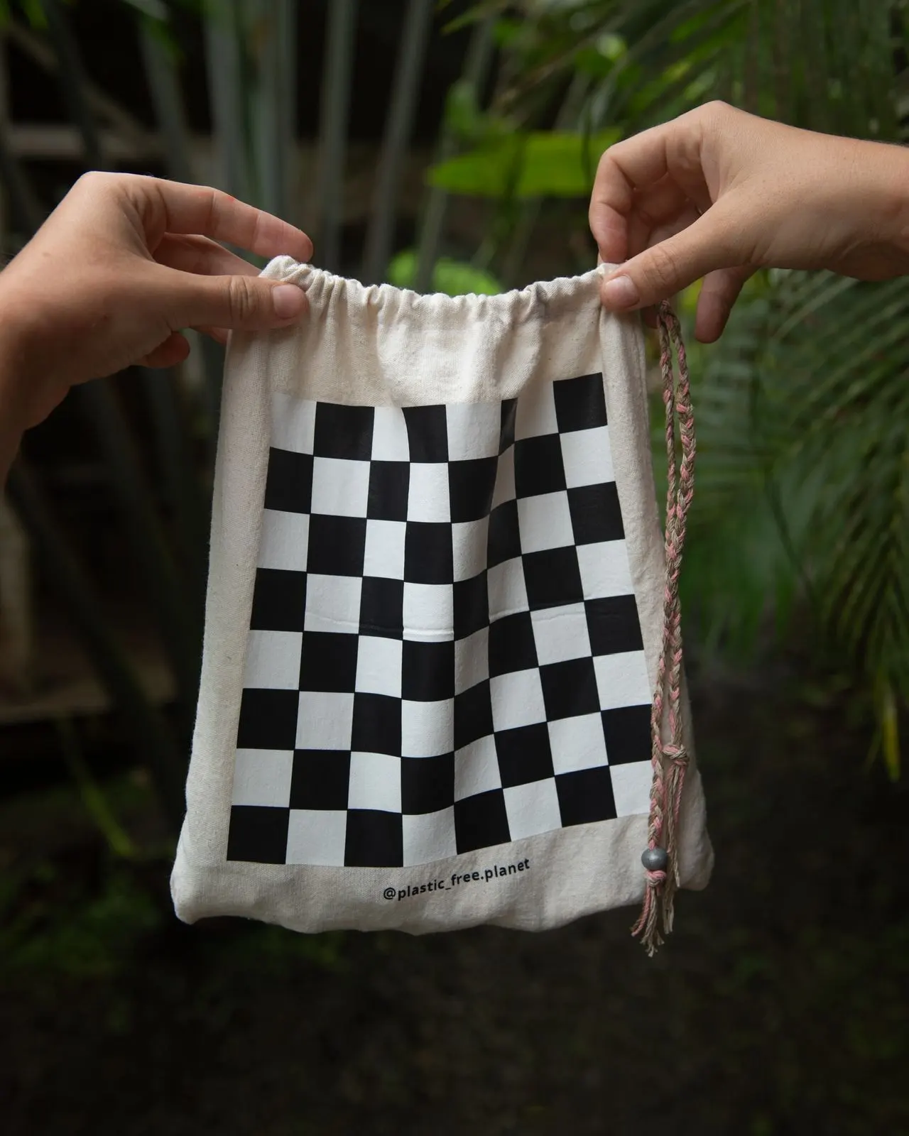 Bolsa de tela con el tablero de ajedrez estampado