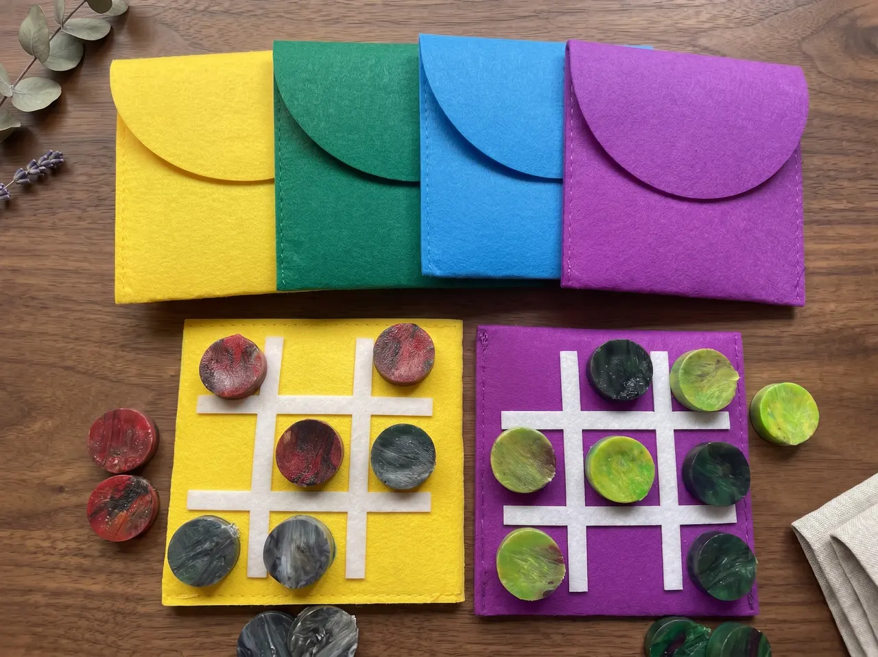 Tableros de tic-tac-toe de fieltro de colores con fichas de tapas