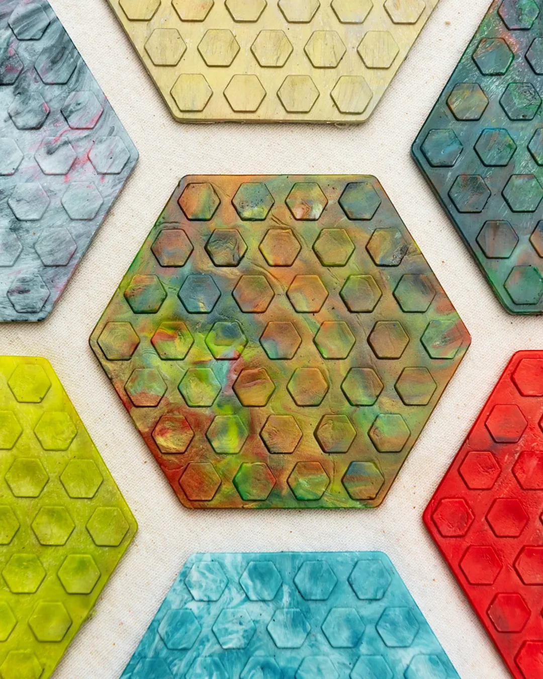Mosaico de hexágonos de plástico reciclado en la pared